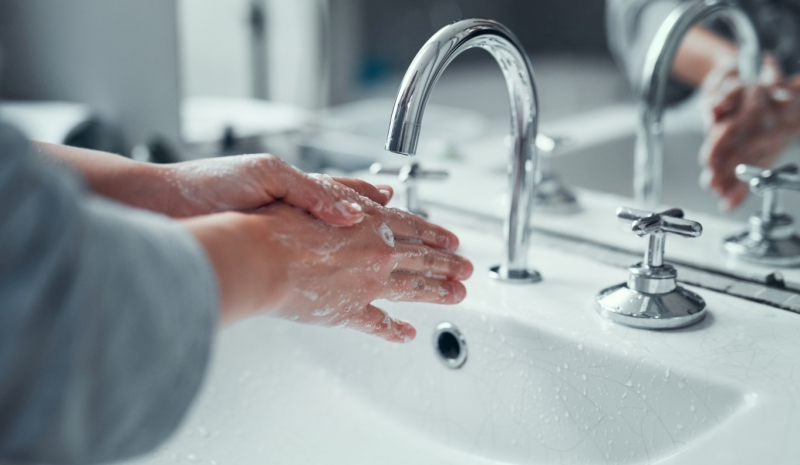 Hände waschen öffentliche Toilette